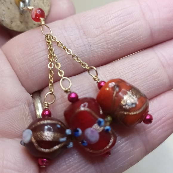 Wine Cork Keychain With Wedding Cake Glass Beads Hanging From Gold Tone Metal - Picture 6 of 7